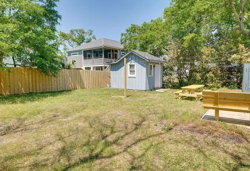Oak Island Cottage W/ Spacious Backyard & Porch