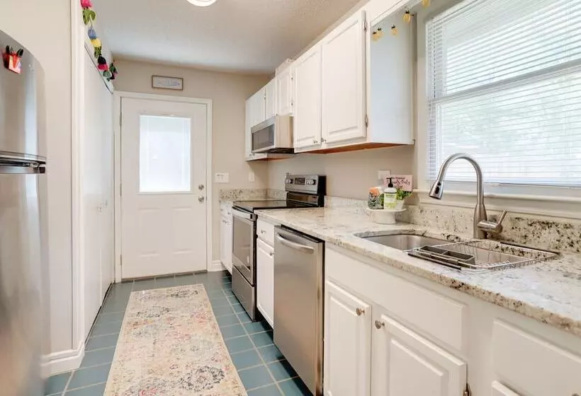 Oak Island Cottage W/ Spacious Backyard & Porch
