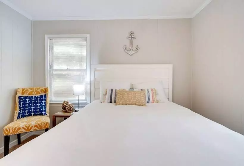 Oak Island Cottage W/ Spacious Backyard & Porch