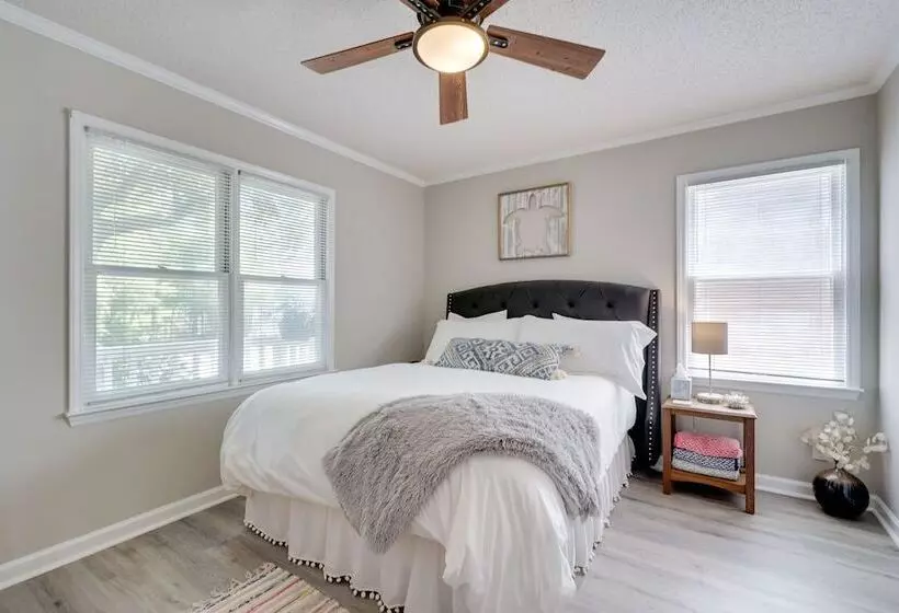 Oak Island Cottage W/ Spacious Backyard & Porch