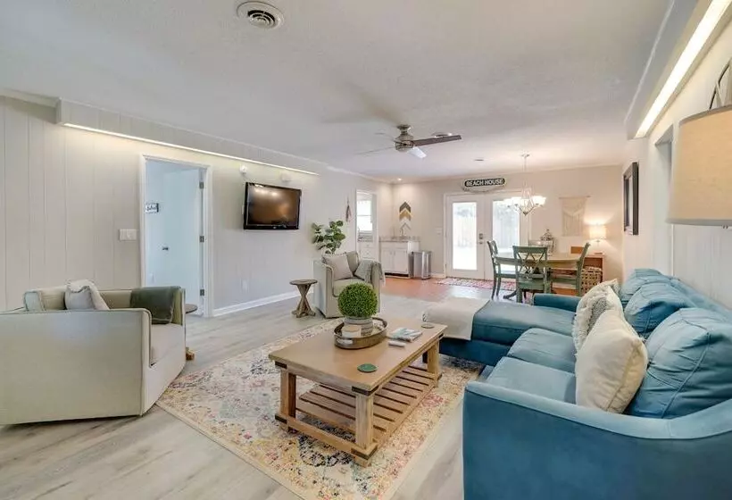 Oak Island Cottage W/ Spacious Backyard & Porch