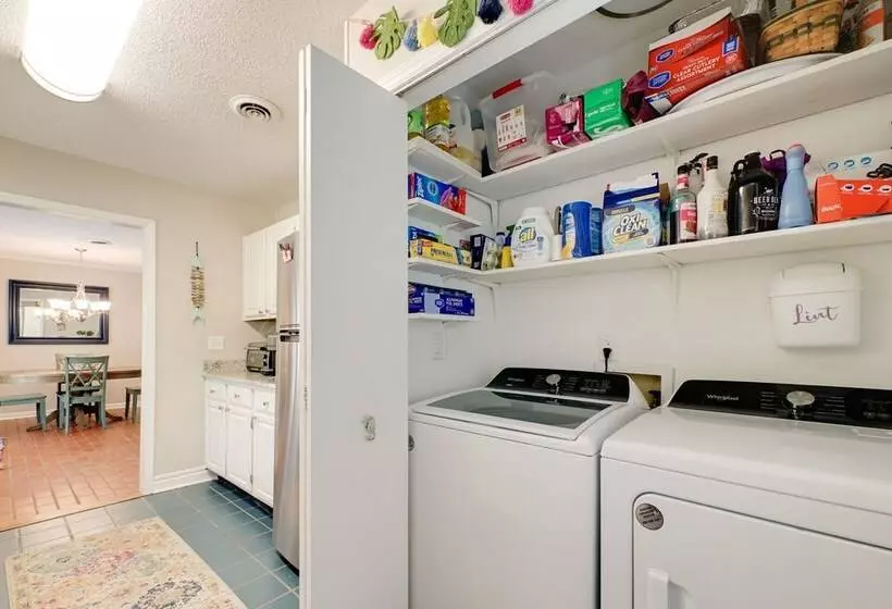 Oak Island Cottage W/ Spacious Backyard & Porch