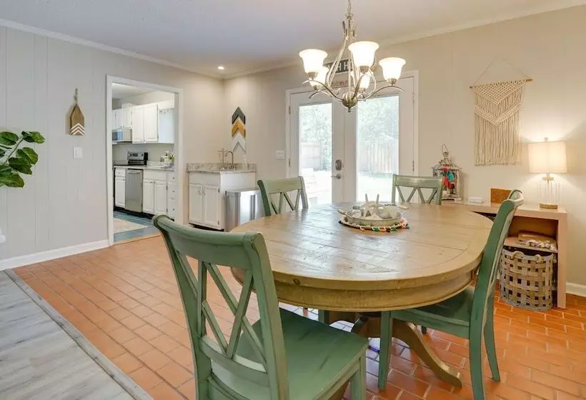 Oak Island Cottage W/ Spacious Backyard & Porch