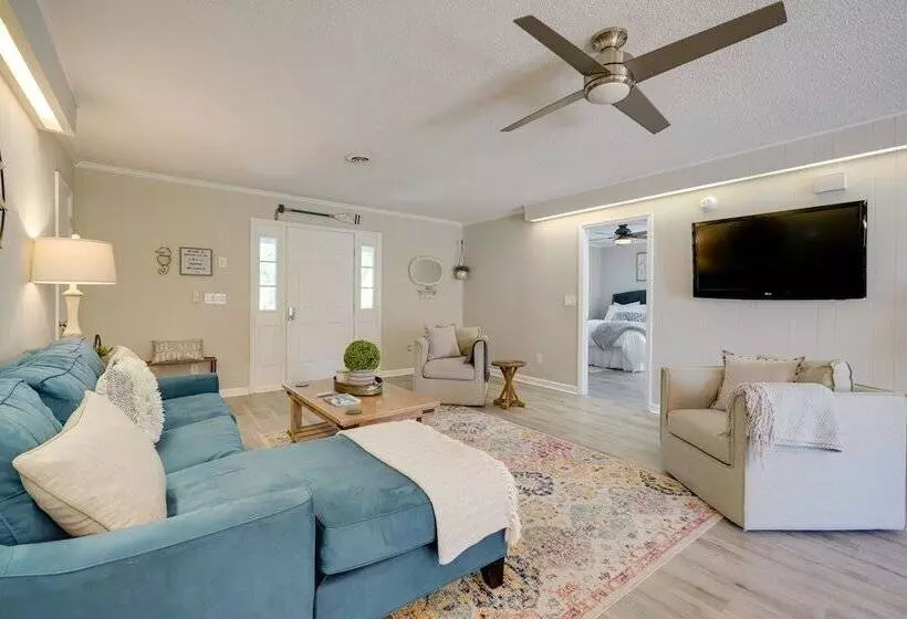 Oak Island Cottage W/ Spacious Backyard & Porch
