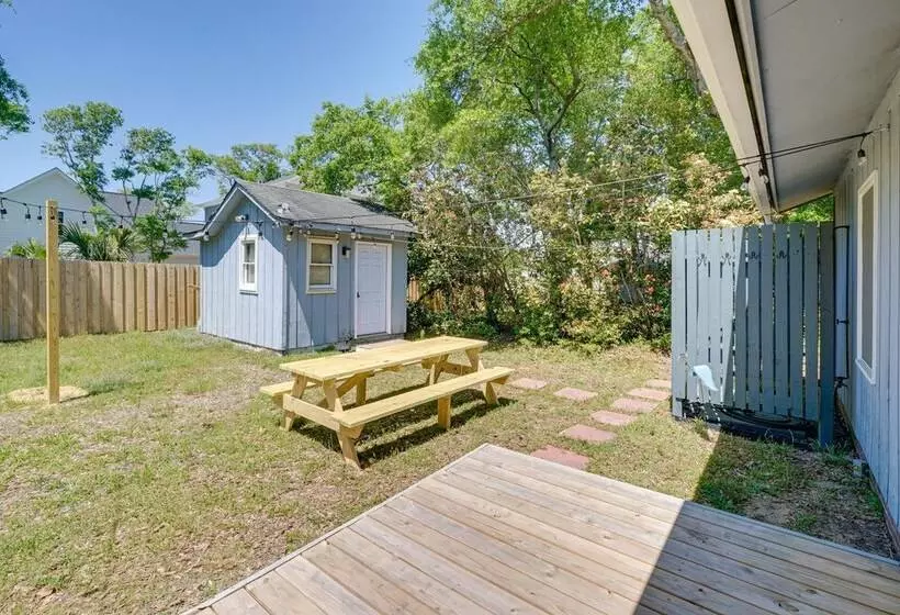 Oak Island Cottage W/ Spacious Backyard & Porch