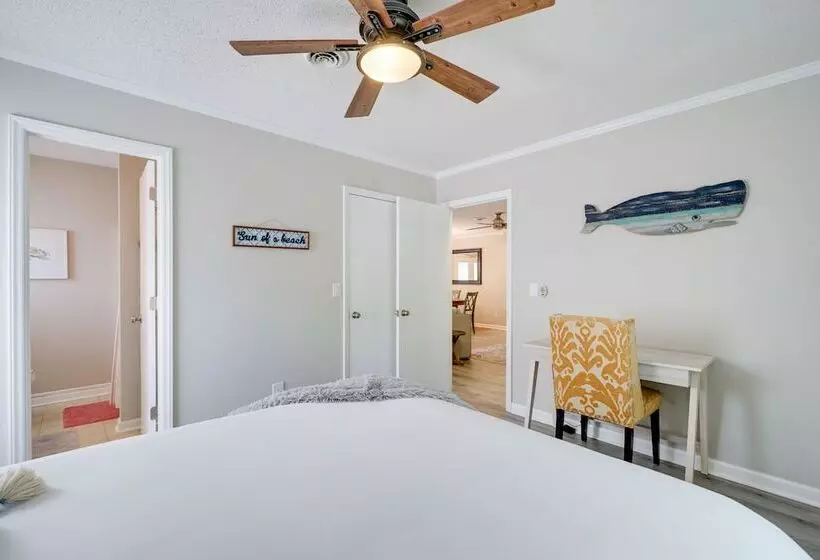 Oak Island Cottage W/ Spacious Backyard & Porch