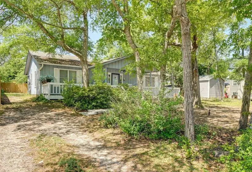 Oak Island Cottage W/ Spacious Backyard & Porch