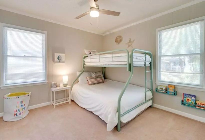 Oak Island Cottage W/ Spacious Backyard & Porch