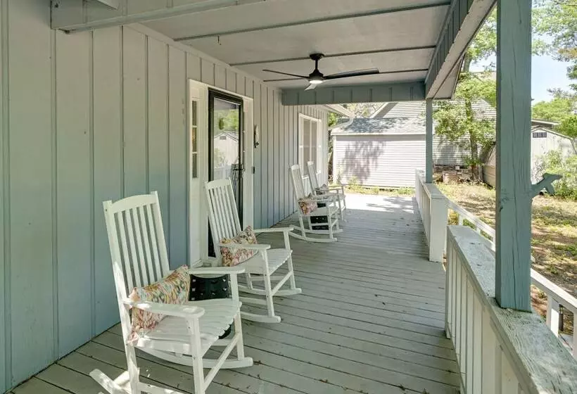 Oak Island Cottage W/ Spacious Backyard & Porch