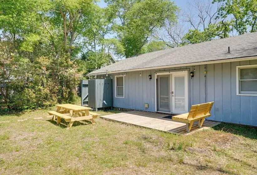 Oak Island Cottage W/ Spacious Backyard & Porch