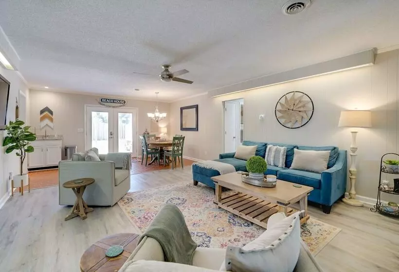 Oak Island Cottage W/ Spacious Backyard & Porch