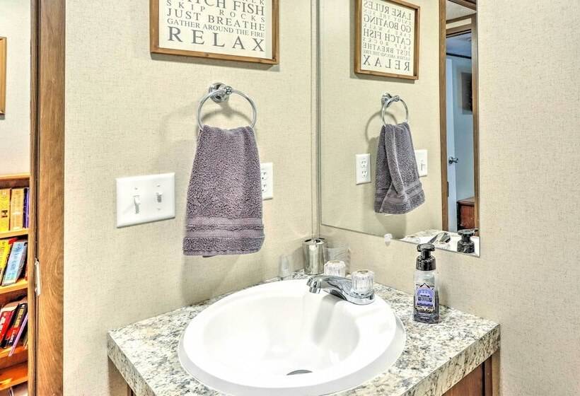 On Lake Time Lake Chatuge Hideaway W/ Deck!