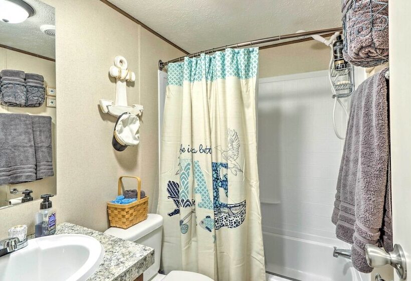 On Lake Time Lake Chatuge Hideaway W/ Deck!