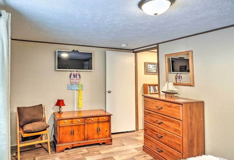 On Lake Time Lake Chatuge Hideaway W/ Deck!