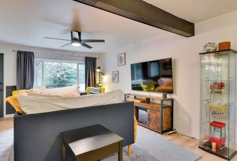 Peaceful + Chic Oasis: Fire Pit, Grill, Yard