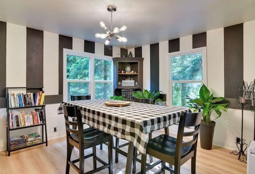 Peaceful + Chic Oasis: Fire Pit, Grill, Yard