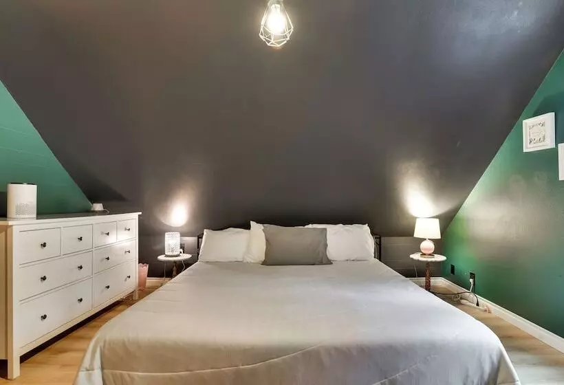 Peaceful + Chic Oasis: Fire Pit, Grill, Yard