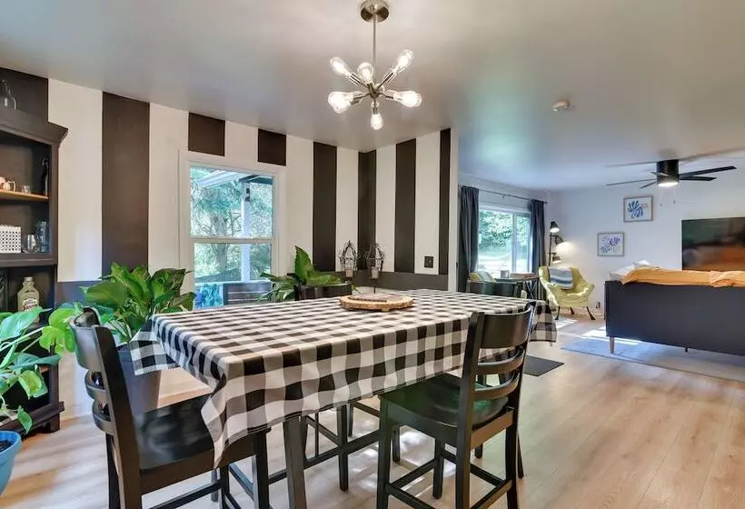 Peaceful + Chic Oasis: Fire Pit, Grill, Yard