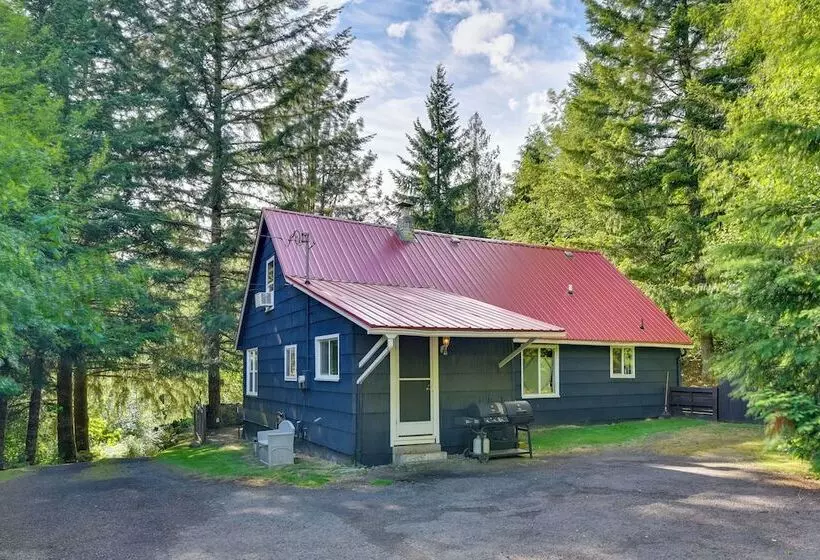 Peaceful + Chic Oasis: Fire Pit, Grill, Yard
