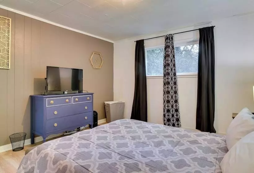 Peaceful + Chic Oasis: Fire Pit, Grill, Yard