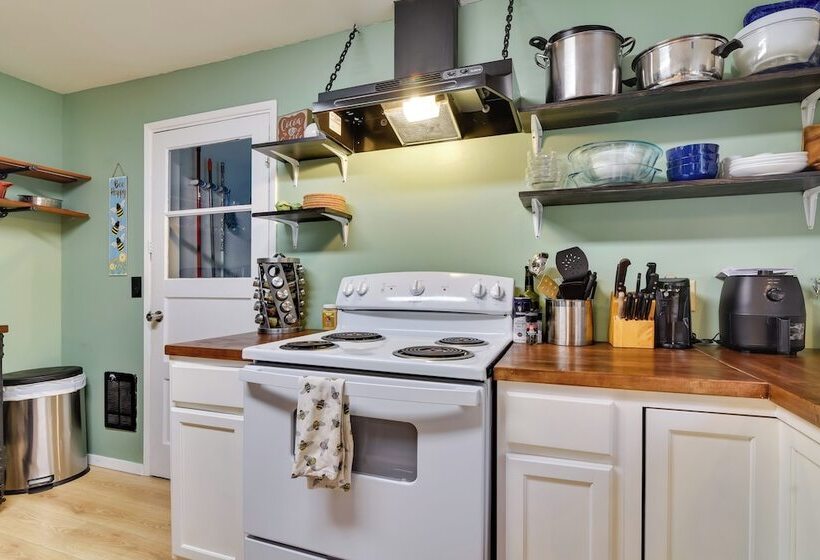 Peaceful + Chic Oasis: Fire Pit, Grill, Yard