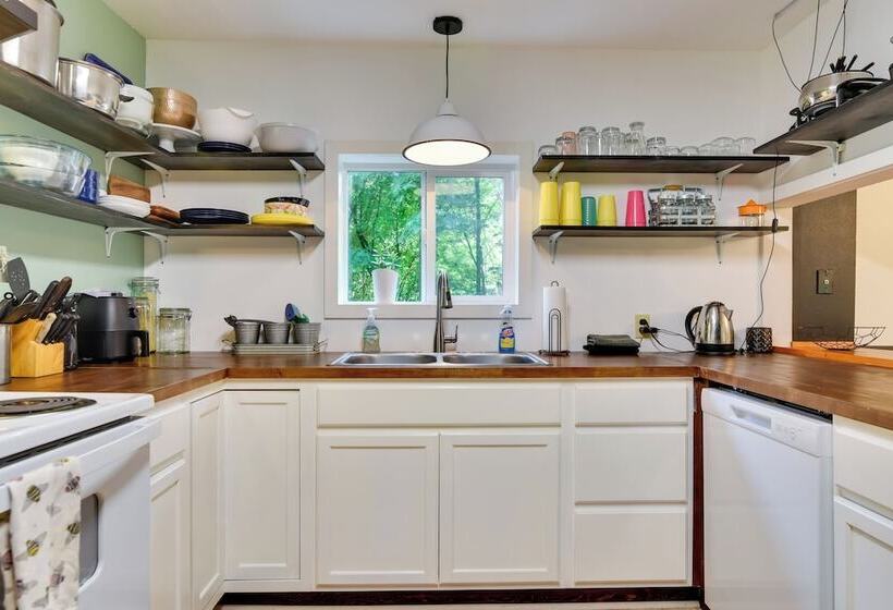 Peaceful + Chic Oasis: Fire Pit, Grill, Yard