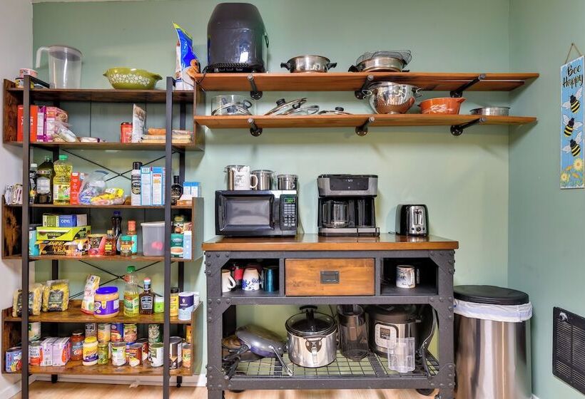 Peaceful + Chic Oasis: Fire Pit, Grill, Yard