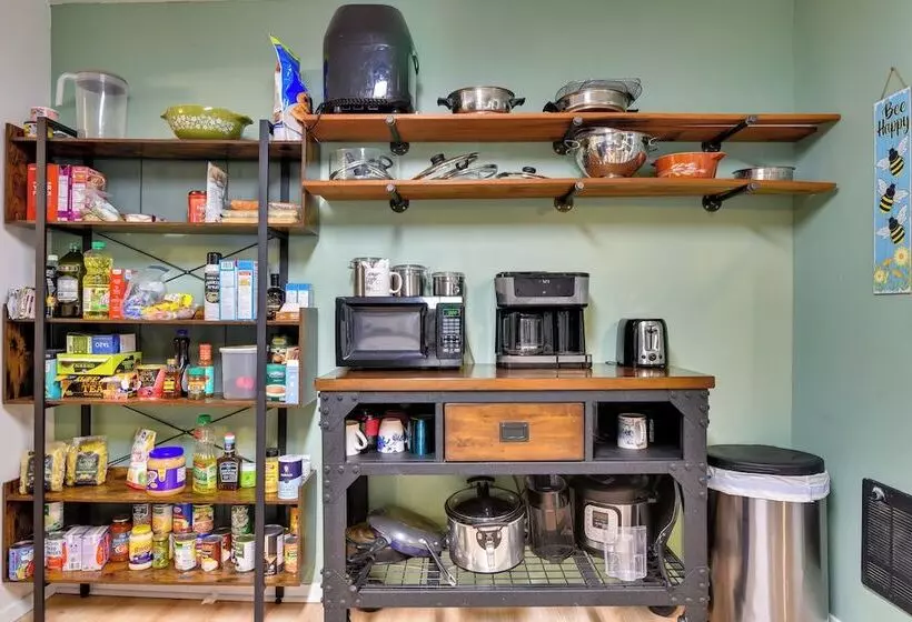 Peaceful + Chic Oasis: Fire Pit, Grill, Yard