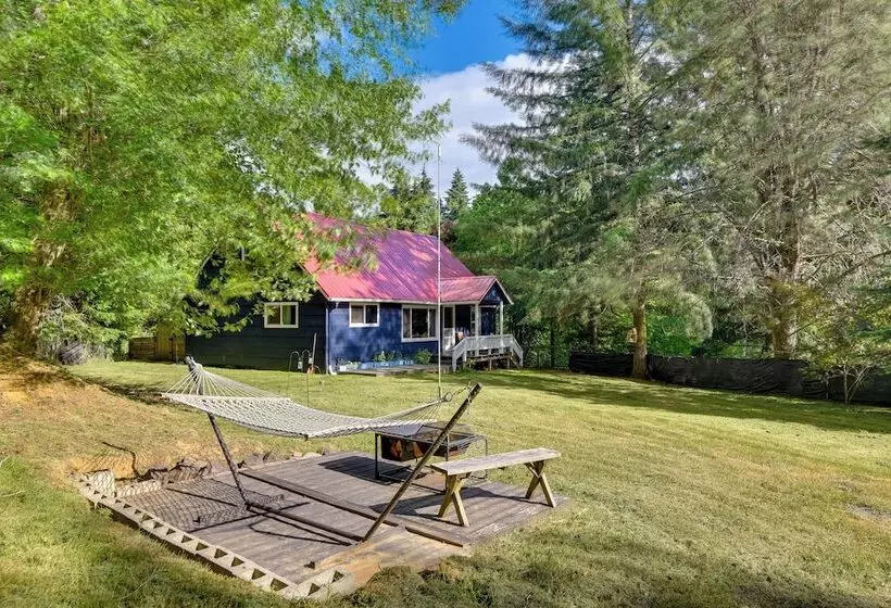 Peaceful + Chic Oasis: Fire Pit, Grill, Yard