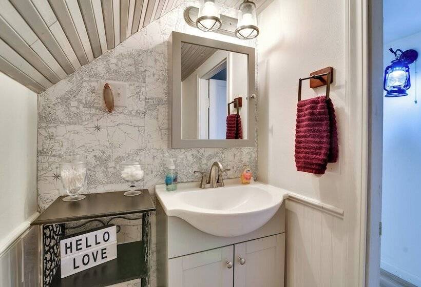 Peaceful + Chic Oasis: Fire Pit, Grill, Yard