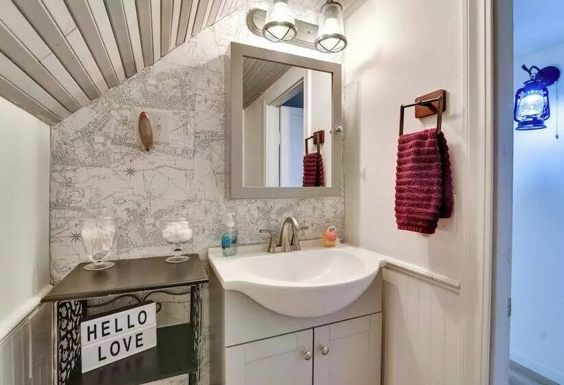 Peaceful + Chic Oasis: Fire Pit, Grill, Yard