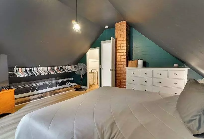 Peaceful + Chic Oasis: Fire Pit, Grill, Yard