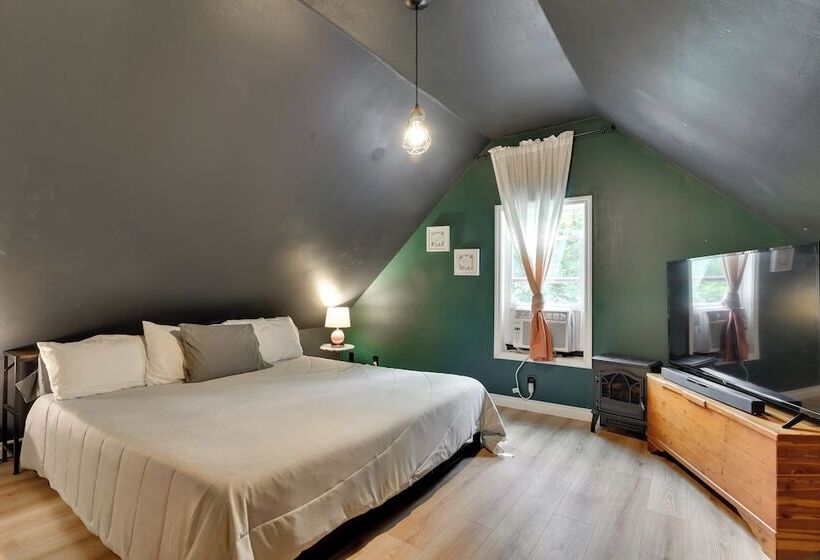 Peaceful + Chic Oasis: Fire Pit, Grill, Yard