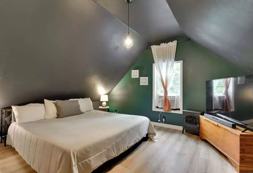 Peaceful + Chic Oasis: Fire Pit, Grill, Yard