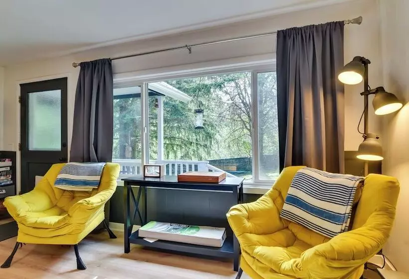 Peaceful + Chic Oasis: Fire Pit, Grill, Yard