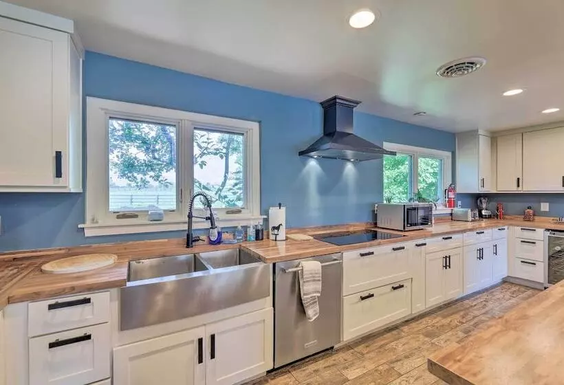 Peaceful Lebanon Farmhouse/ranch W/ Pool!