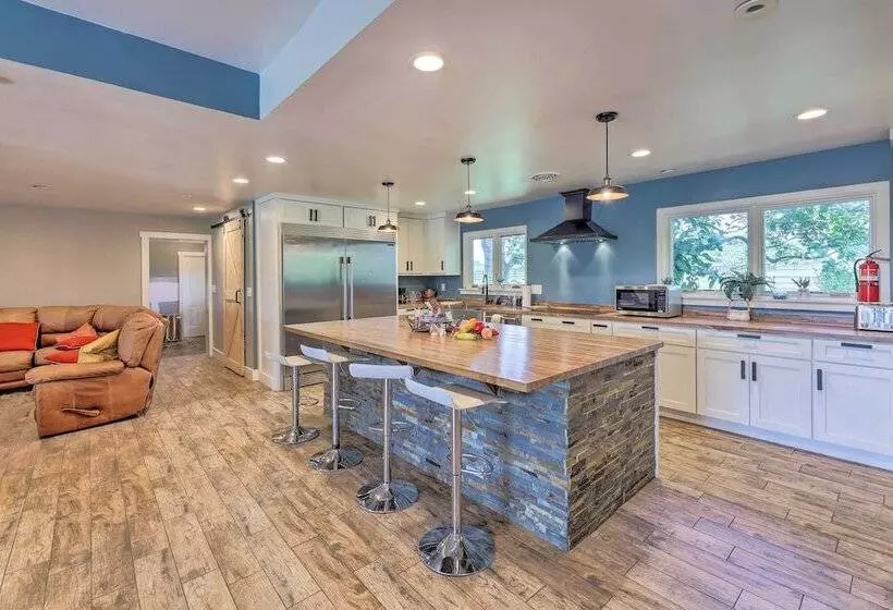 Peaceful Lebanon Farmhouse/ranch W/ Pool!