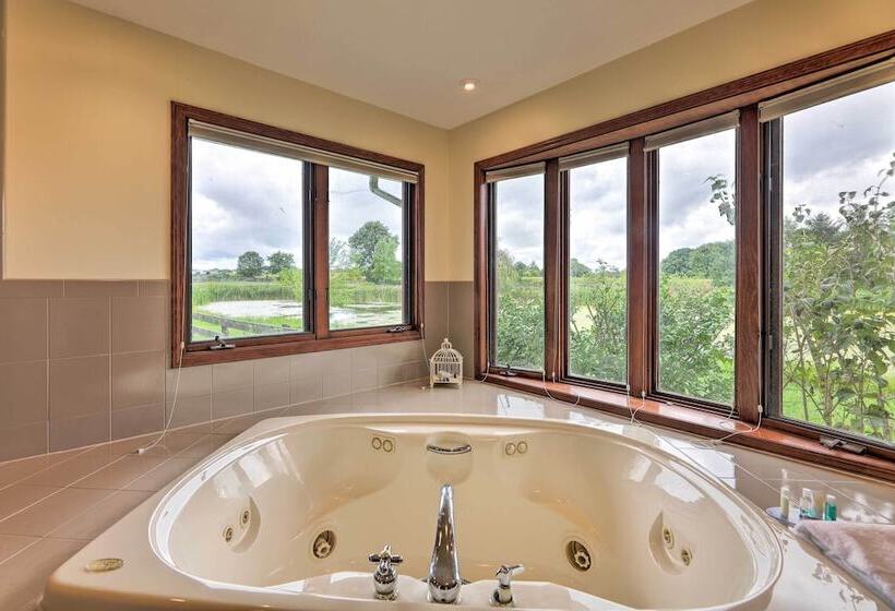 Peaceful Lebanon Farmhouse/ranch W/ Pool!