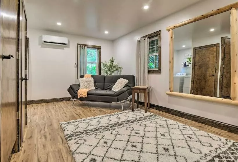 Pet Friendly Delta Cabin W/ Private Hot Tub!