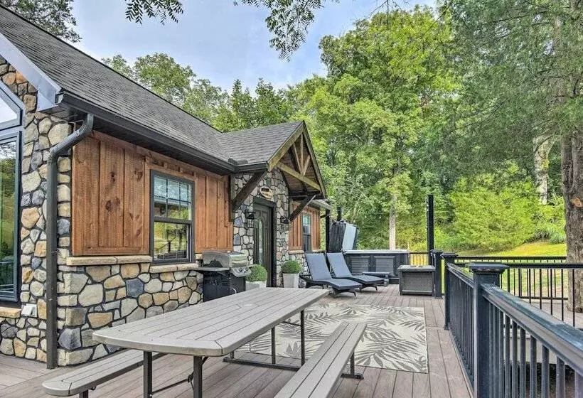 Pet Friendly Delta Cabin W/ Private Hot Tub!
