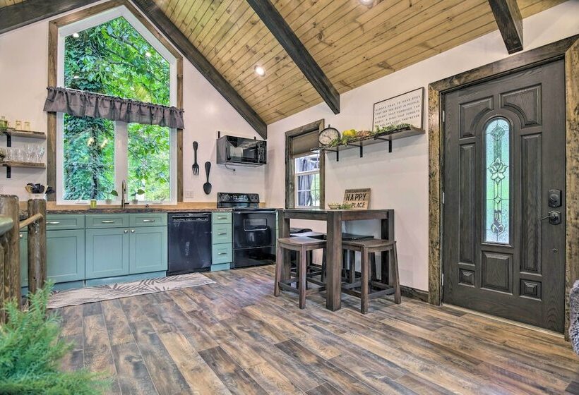 Pet Friendly Delta Cabin W/ Private Hot Tub!