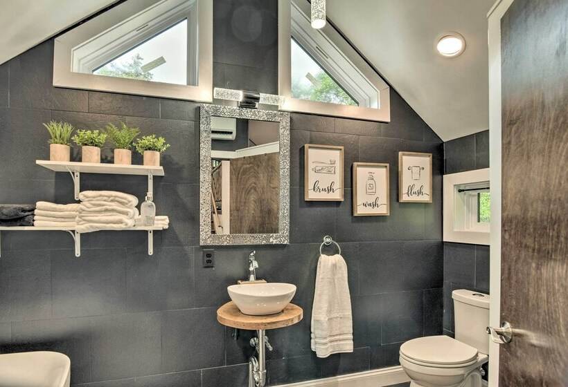 Pet Friendly Delta Cabin W/ Private Hot Tub!