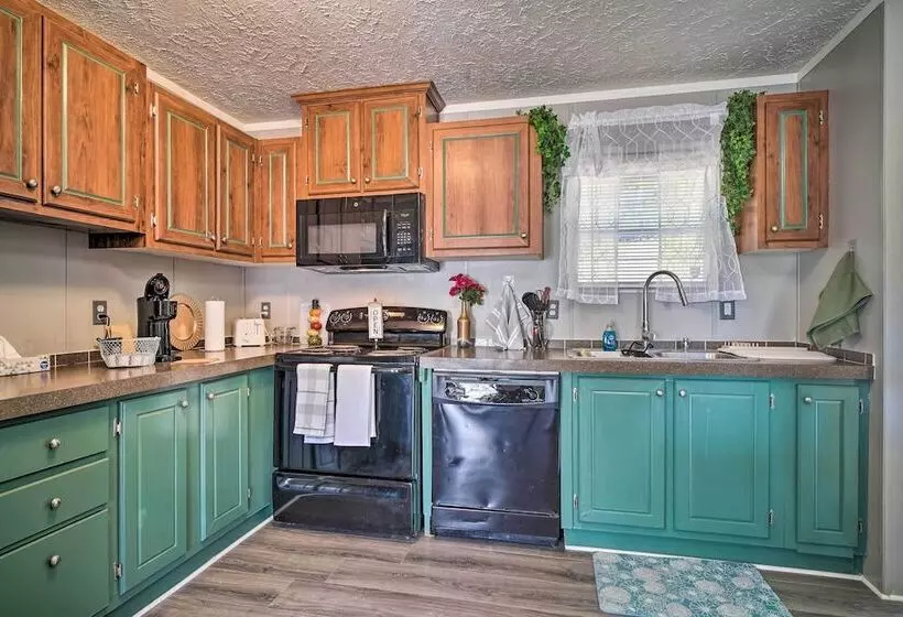 Private Yard & Fire Pit: Pet Friendly Midway Abode