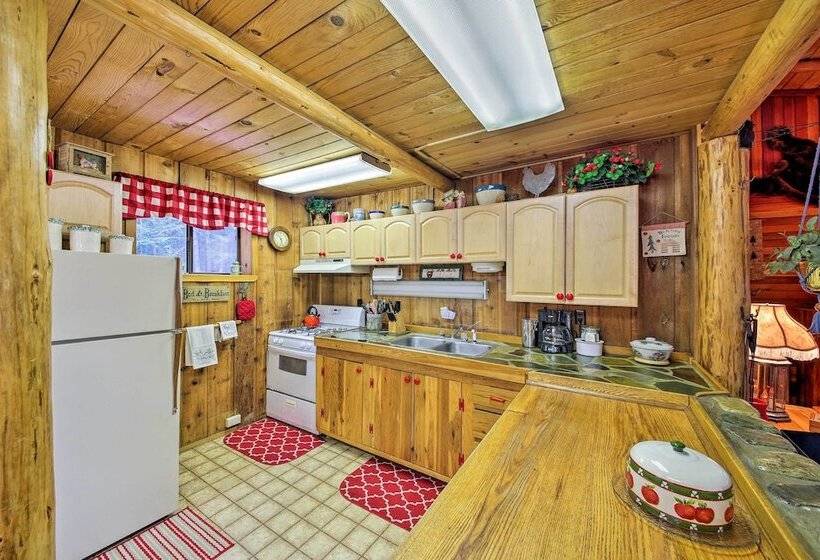 Private  Yaak River Hideaway  W/ Deck & Mtn Views!