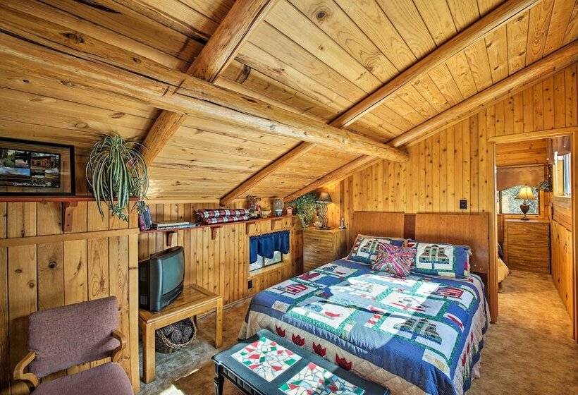 Private  Yaak River Hideaway  W/ Deck & Mtn Views!