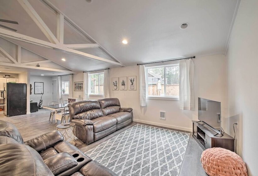 Quaint, Cozy Outdoor Retreat Near Mt Rainier!