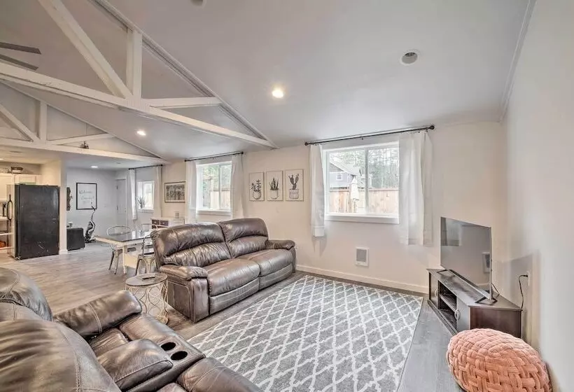 Quaint, Cozy Outdoor Retreat Near Mt Rainier!