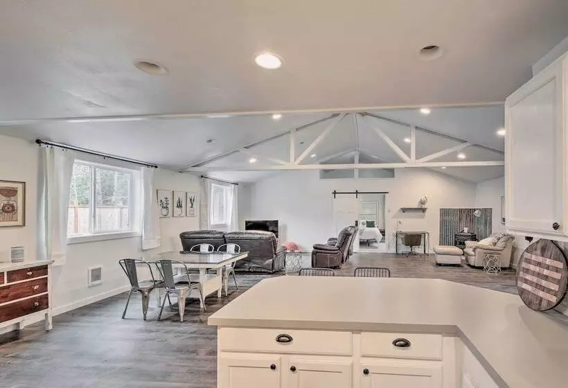 Quaint, Cozy Outdoor Retreat Near Mt Rainier!