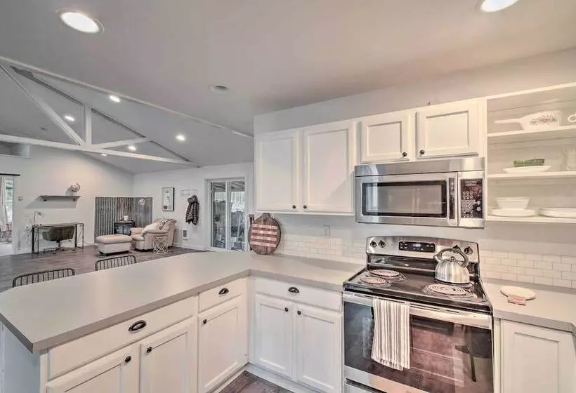 Quaint, Cozy Outdoor Retreat Near Mt Rainier!