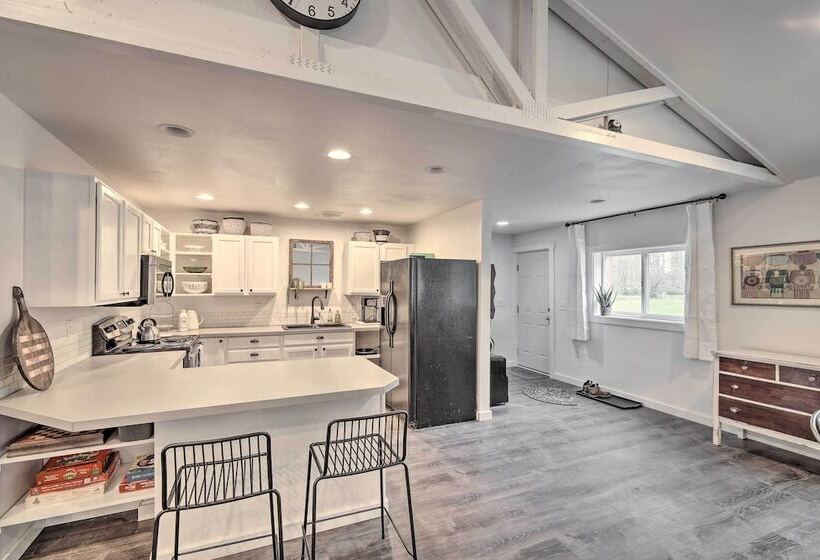 Quaint, Cozy Outdoor Retreat Near Mt Rainier!